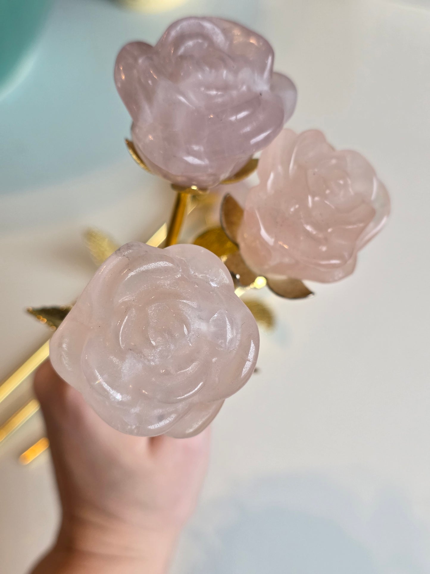 Rose Quartz Flower Carving 23 cm – Hand Carved Crystal Flowers on Gold Stems