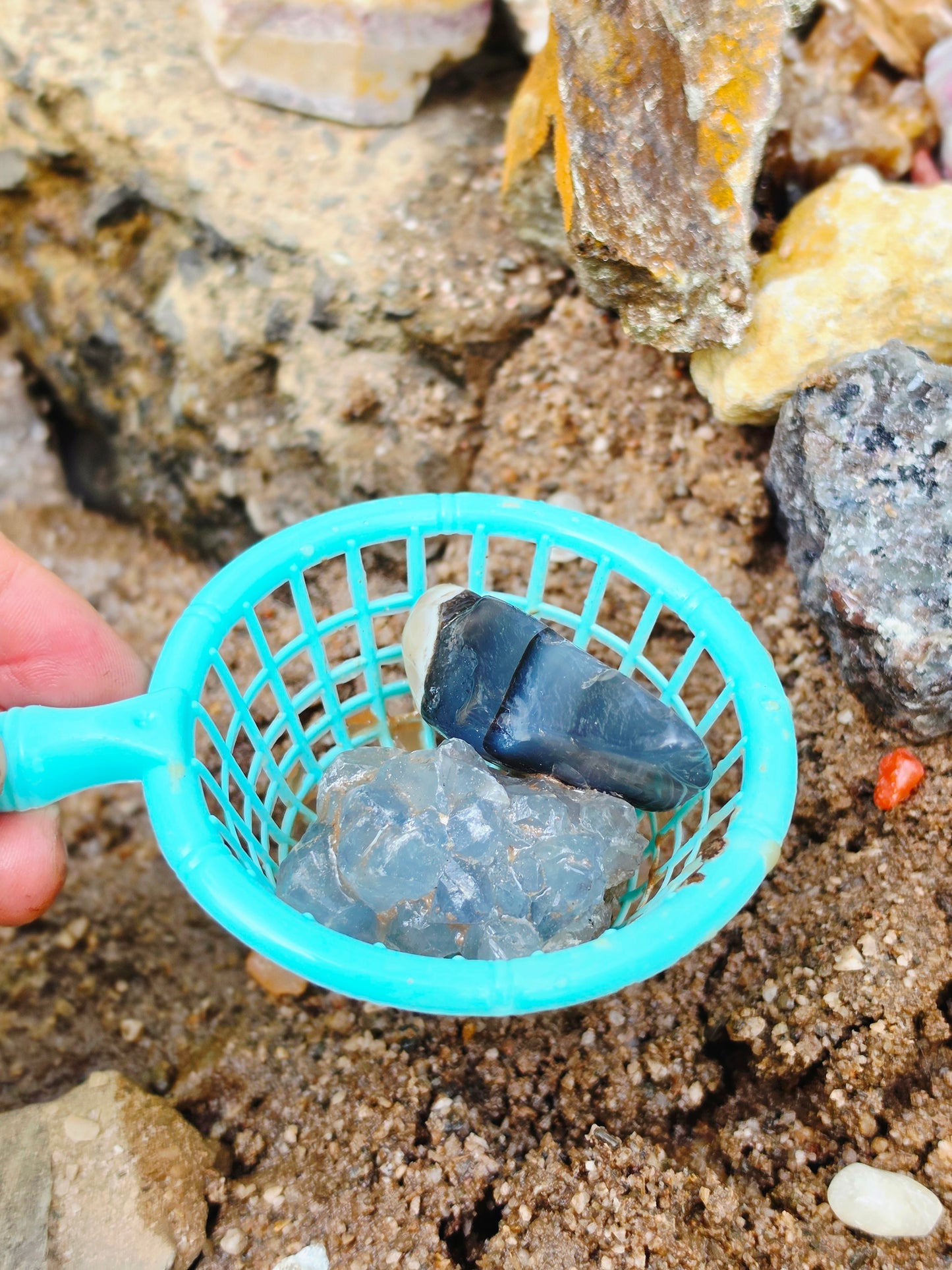 Minerals Paydirt 3kg - Raw Crystals & Gemstones & Specimens & Carvings & Fossil Etc. Mining Bag