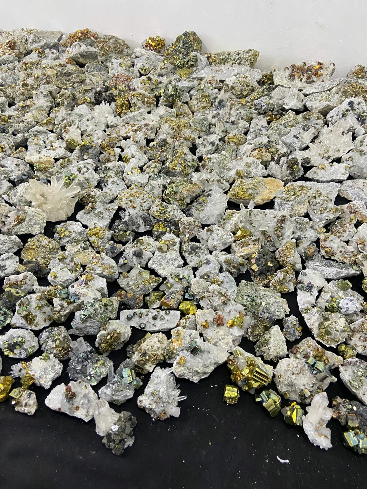 Indonesia Kalimantan Mine rainbow pyrite quarts 10kg Wholesale - Mix pieces