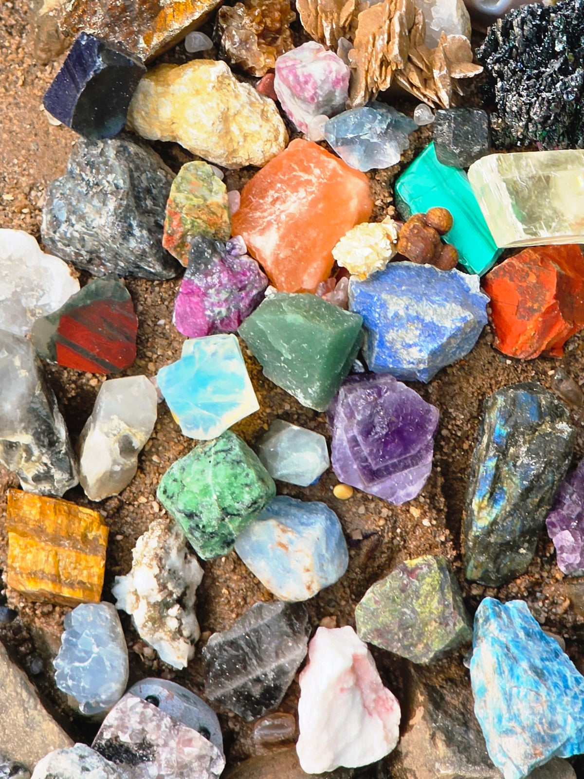 Minerals Paydirt 3kg - Raw Crystals & Gemstones & Specimens & Carvings & Fossil Etc. Mining Bag